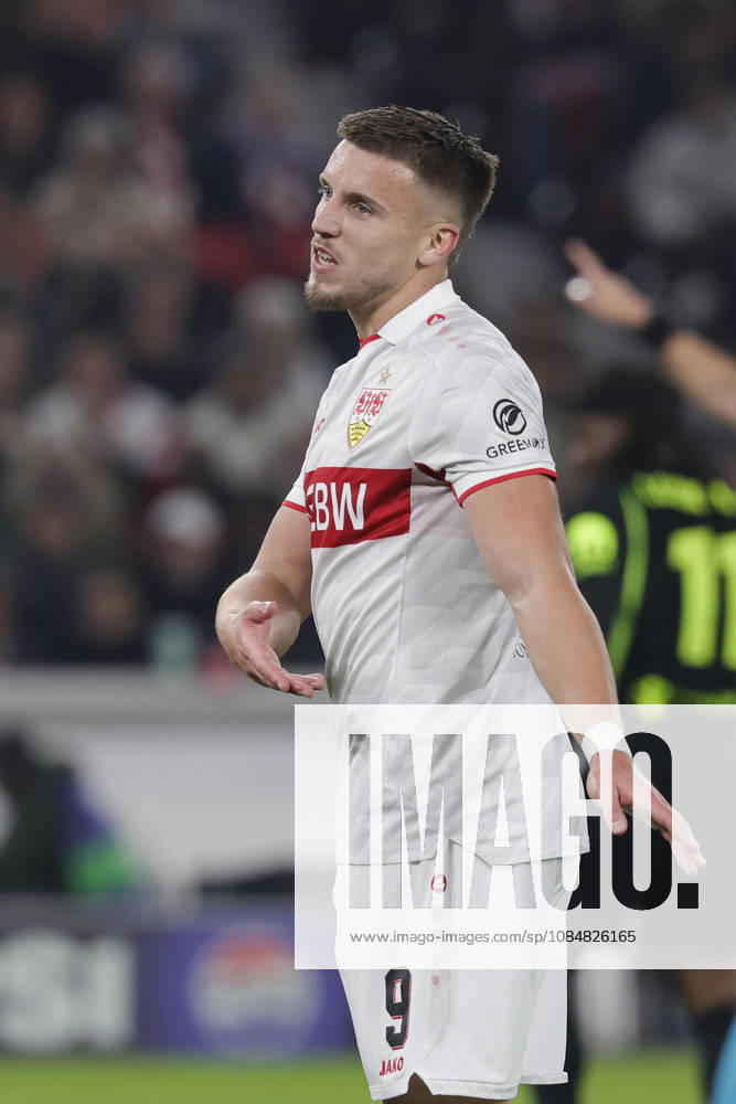 Im Bild: Anweisungen von Ermedin Demirovic (VfB Stuttgart, 9) 20.10.2026, VfB Stuttgart - Atletico Madrid, UEFA Champions League, 3. Spieltag, Deutschland, Stuttgart, MHP Arena, DFL REGULATIONS PROHIBIT ANY USE OF PHOTOGRAPHS AS IMAGE SEQUENCES AND OR QUASI-VIDEO.