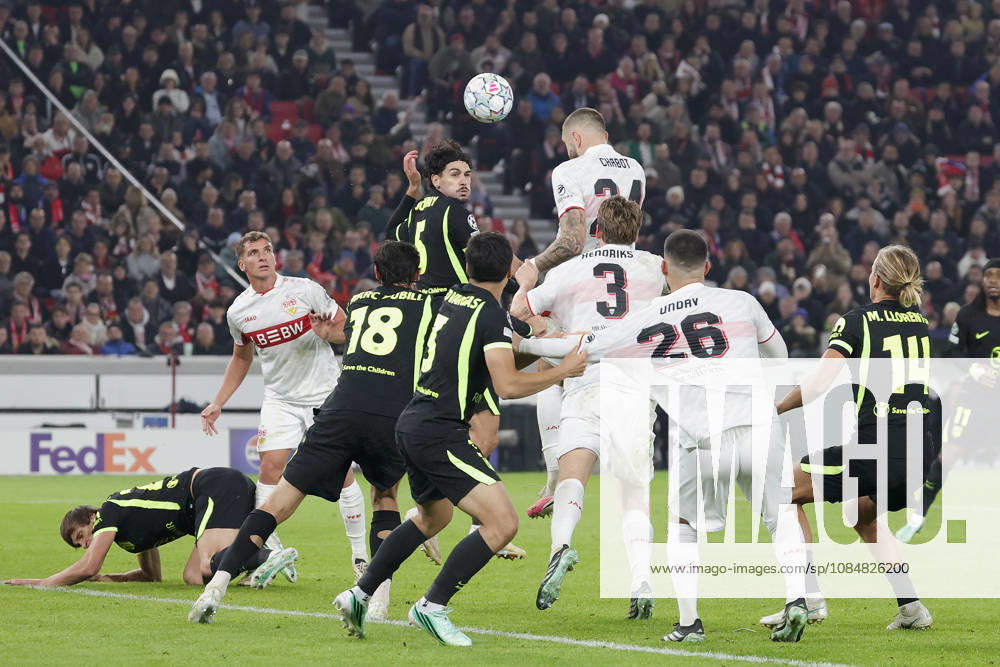Im Bild: v.li. Johnny Cardoso (Atletico Madrid, 5) im Kopfballduell in der Luft gegen Jeff Chabot (VfB Stuttgart, 24) 20.10.2026, VfB Stuttgart - Atletico Madrid, UEFA Champions League, 3. Spieltag, Deutschland, Stuttgart, MHP Arena, DFL REGULATIONS PROHIBIT ANY USE OF PHOTOGRAPHS AS IMAGE SEQUENCES AND OR QUASI-VIDEO.