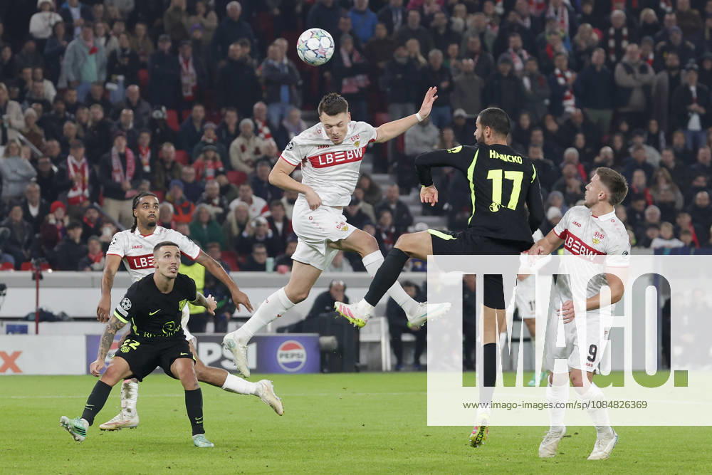 Im Bild: v.li. Dzenan Pejcinovic (VfB Stuttgart, 25) mit dem Kopfball gegen David Hancko (Atletico Madrid, 17) 20.10.2026, VfB Stuttgart - Atletico Madrid, UEFA Champions League, 3. Spieltag, Deutschland, Stuttgart, MHP Arena, DFL REGULATIONS PROHIBIT ANY USE OF PHOTOGRAPHS AS IMAGE SEQUENCES AND OR QUASI-VIDEO.