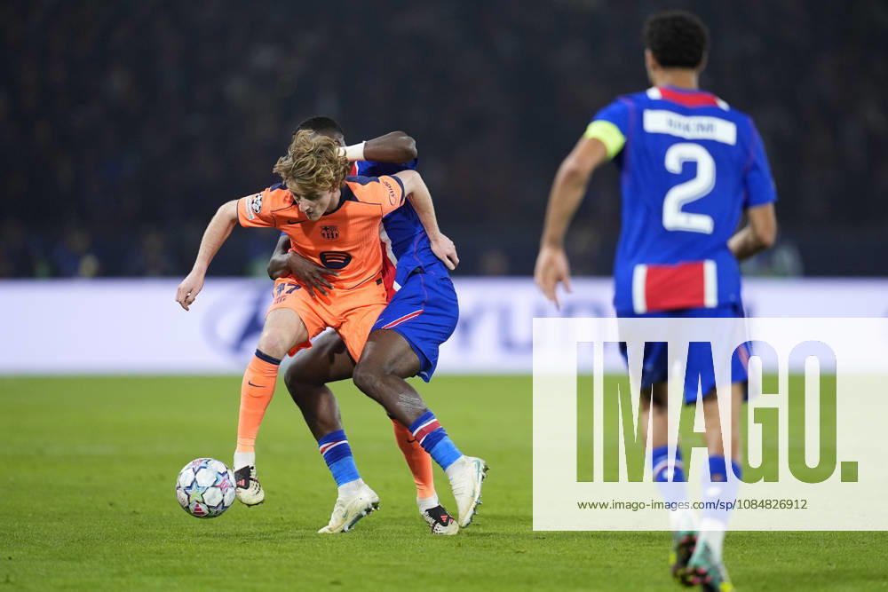 Anthony Gordon of FC Barcelona, Barca and Willian Pacho of PSG in action during the UEFA Champions League 2026 27 League Phase MD3 match between Paris Saint-Germain and FC Barcelona at Parc des Princes on Octuber 20, 2026, in Paris, France. Paris Saint-Germain V FC Barcelona - UEFA Champions League 2026 27 League Phase MD3 - ZUMAa181 20261020_zaa_a181_176
