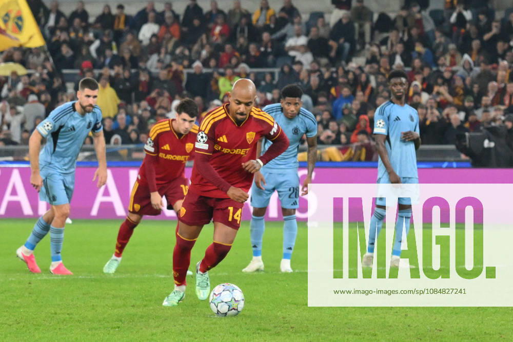 IPA89965281 - Donyell Malen of Roma shoots and scores the goal to make it 4-0 during the UEFA Champions League soccer match between Roma and Slovan Bratislava at the Olimpico Stadium on October 20, 2026, in Rome, Lazio. During the AS Roma vs. Slovan Bratislava UEFA Champions League soccer match in Rome, Italy, on October 20, 2026