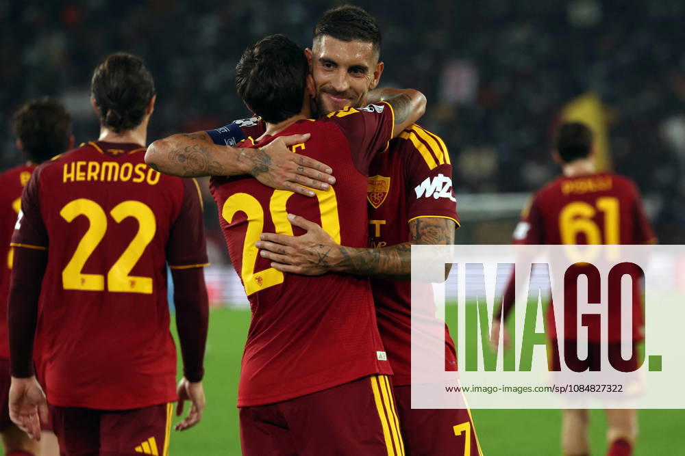 SOCCER - UEFA Champions League - AS Roma vs. Slovan Bratislava Photo by IPA ABACAPRESS.COM89963779 - Rome, Italy - October 20, 2026: Nahuel Molina (right back) of AS Roma scores the goal to make it 2-0 and celebrates with the team during the 2026-2027 UEFA Champions League soccer match between AS Roma and SLOVAN BRATISLAVA at the Olympic Stadium in Rome. Roma Italy