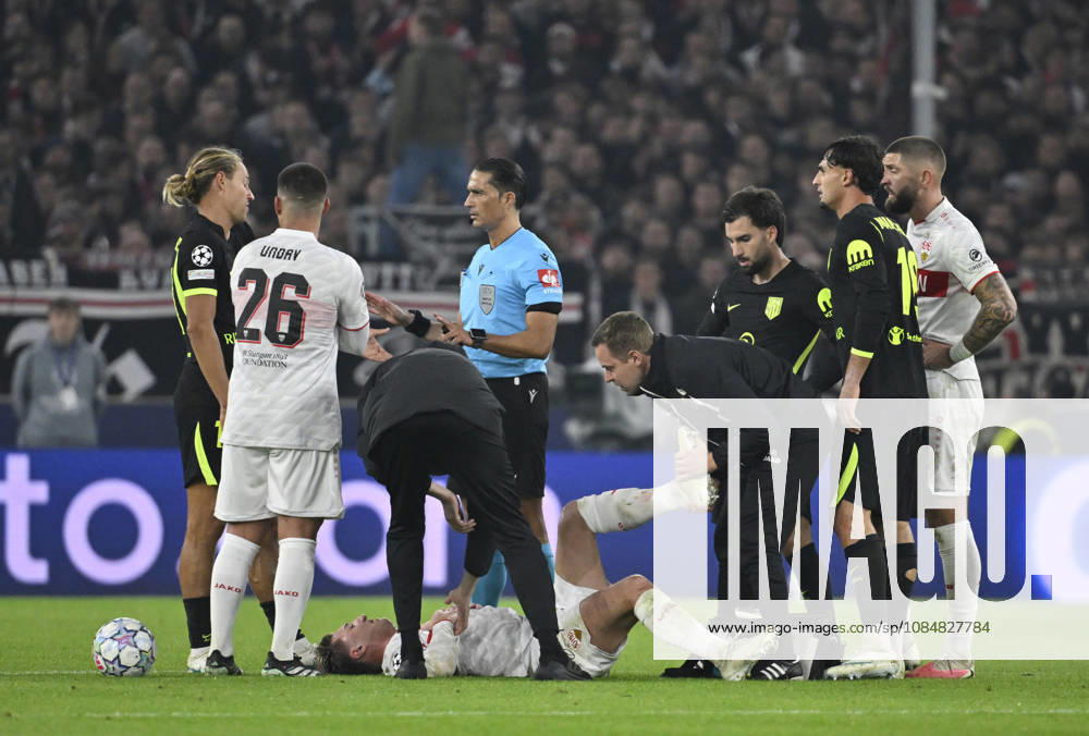 Angelo Stiller VfB Stuttgart (06) verletzt Verletzung am Boden Schiedsrichter Referee Serdar Goezuebueyuek (NED) im Gespraech Diskussion mit Marcos Llorente Atletico de Madrid (14) Champions League VfB Stuttgart vs Atletico Madrid 20.10.2026 DFL REGULATIONS PROHIBIT ANY USE OF PHOTOGRAPHS AS IMAGE SEQUENCES AND OR QUASI-VIDEO Champions League VfB Stuttgart vs Atletico Madrid