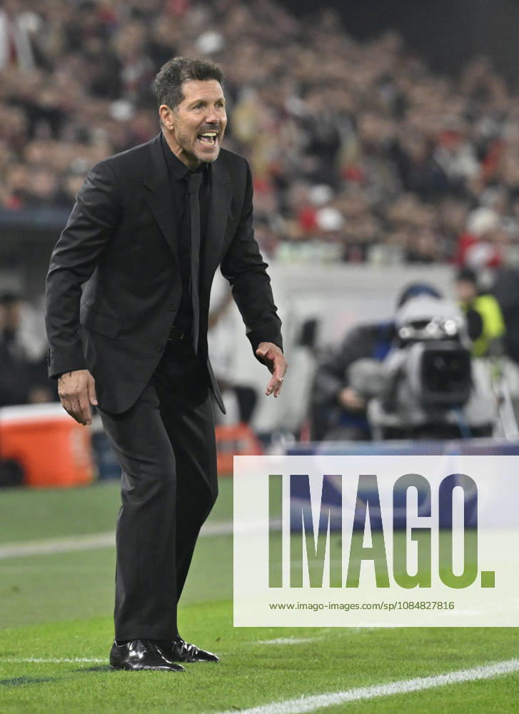 Trainer Coach Diego Simeone Atletico de Madrid am Spielfeldrand Gestik Geste Champions League VfB Stuttgart vs Atletico Madrid 20.10.2026 DFL REGULATIONS PROHIBIT ANY USE OF PHOTOGRAPHS AS IMAGE SEQUENCES AND OR QUASI-VIDEO Champions League VfB Stuttgart vs Atletico Madrid