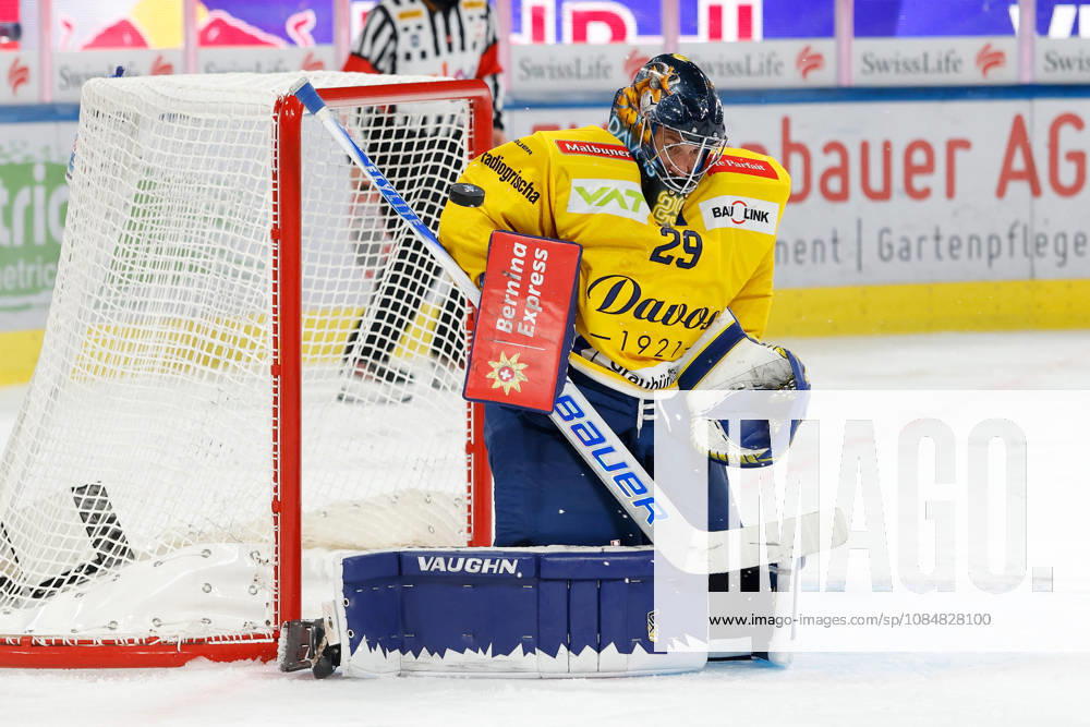 Swiss Life Arena Zuerich, SCHWEIZ, Saison 2026 2027 Herren Eishockey National League ZSC Lions - HC Davos Torwart Sandro Aeschlimann (HC Davos)