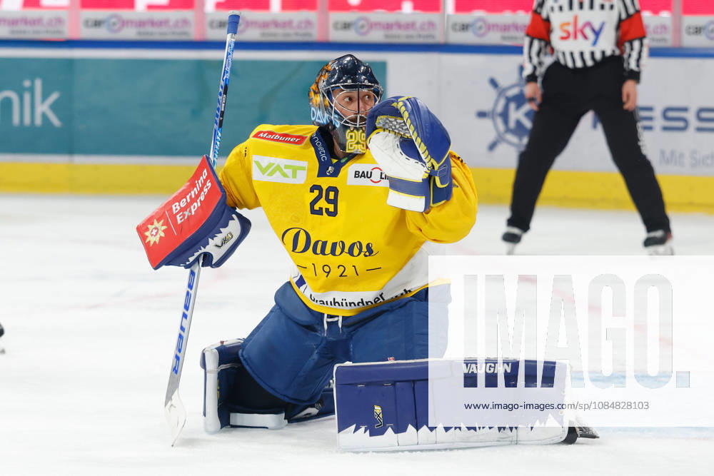 Swiss Life Arena Zuerich, SCHWEIZ, Saison 2026 2027 Herren Eishockey National League ZSC Lions - HC Davos Torwart Sandro Aeschlimann (HC Davos)