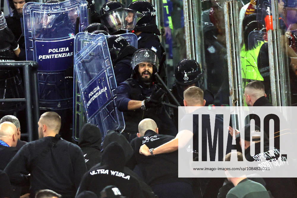 SOCCER - UEFA Champions League - AS Roma vs. Slovan Bratislava Photo by IPA ABACAPRESS.COM89965648 - Rome, Italy - October 20, 2026: Clashes between Bratislava fans and police during the 2026-2027 UEFA Champions League soccer match between AS Roma and SK Slovan Bratislava at the Olympic Stadium in Rome. Roma Italy