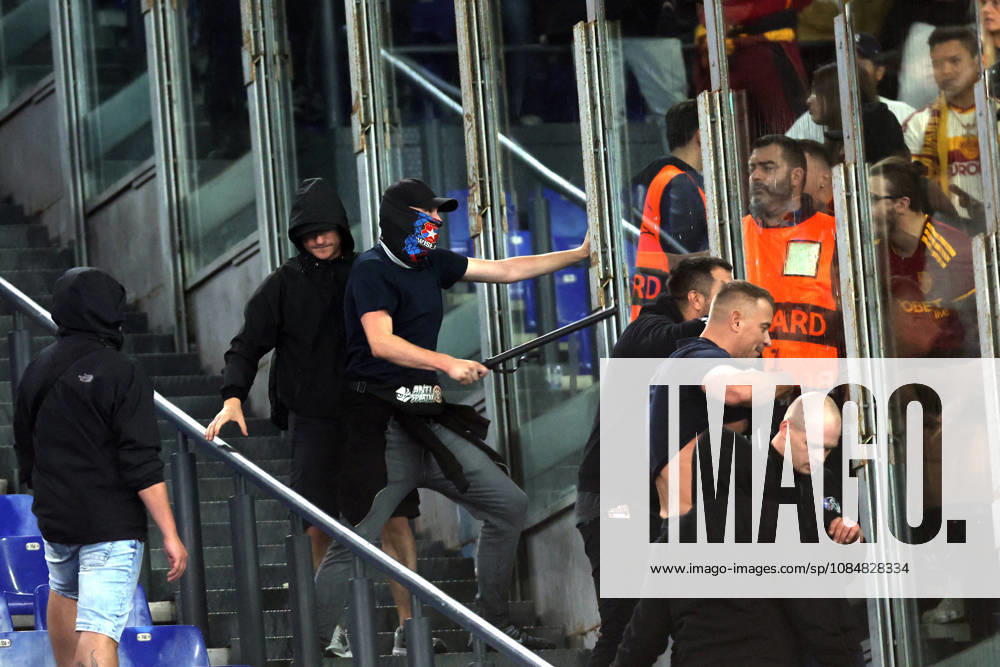 SOCCER - UEFA Champions League - AS Roma vs. Slovan Bratislava Photo by IPA ABACAPRESS.COM89965652 - Rome, Italy - October 20, 2026: Clashes between Bratislava fans and police during the 2026-2027 UEFA Champions League soccer match between AS Roma and SK Slovan Bratislava at the Olympic Stadium in Rome. Roma Italy