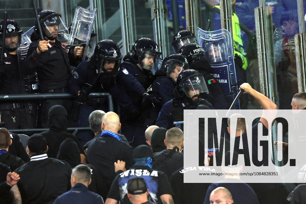 SOCCER - UEFA Champions League - AS Roma vs. Slovan Bratislava Photo by IPA ABACAPRESS.COM89965660 - Rome, Italy - October 20, 2026: Clashes between Bratislava fans and police during the 2026-2027 UEFA Champions League soccer match between AS Roma and SK Slovan Bratislava at the Olympic Stadium in Rome. Roma Italy