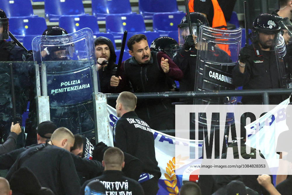 SOCCER - UEFA Champions League - AS Roma vs. Slovan Bratislava Photo by IPA ABACAPRESS.COM89965661 - Rome, Italy - October 20, 2026: Clashes between Bratislava fans and police during the 2026-2027 UEFA Champions League soccer match between AS Roma and SK Slovan Bratislava at the Olympic Stadium in Rome. Roma Italy