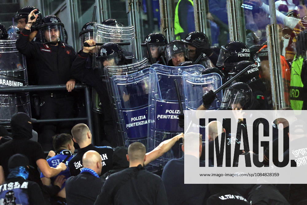 SOCCER - UEFA Champions League - AS Roma vs. Slovan Bratislava Photo by IPA ABACAPRESS.COM89965664 - Rome, Italy - October 20, 2026: Clashes between Bratislava fans and police during the 2026-2027 UEFA Champions League soccer match between AS Roma and SK Slovan Bratislava at the Olympic Stadium in Rome. Roma Italy