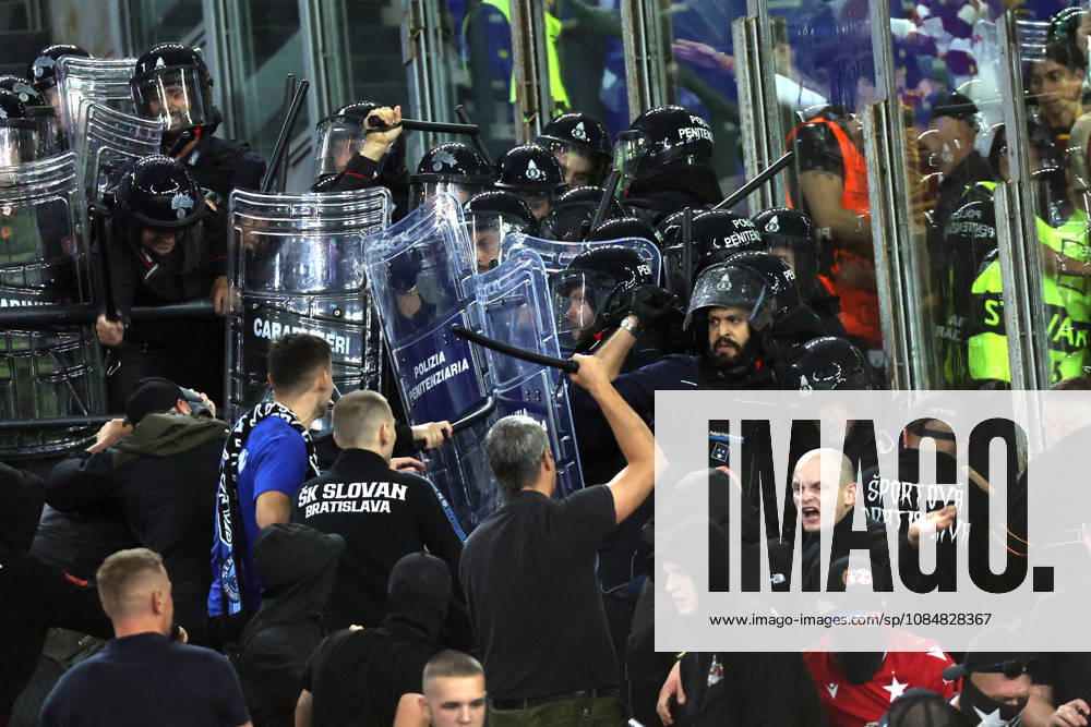 SOCCER - UEFA Champions League - AS Roma vs. Slovan Bratislava Photo by IPA ABACAPRESS.COM89965668 - Rome, Italy - October 20, 2026: Clashes between Bratislava fans and police during the 2026-2027 UEFA Champions League soccer match between AS Roma and SK Slovan Bratislava at the Olympic Stadium in Rome. Roma Italy