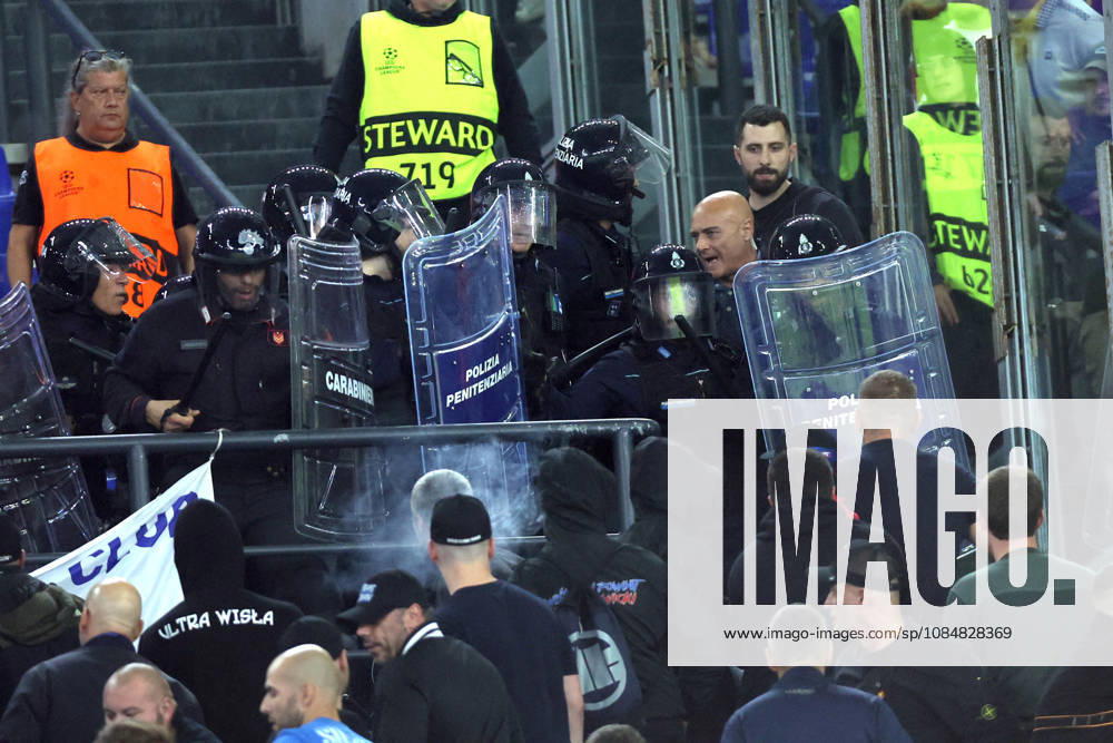 SOCCER - UEFA Champions League - AS Roma vs. Slovan Bratislava Photo by IPA ABACAPRESS.COM89965669 - Rome, Italy - October 20, 2026: Clashes between Bratislava fans and police during the 2026-2027 UEFA Champions League soccer match between AS Roma and SK Slovan Bratislava at the Olympic Stadium in Rome. Roma Italy