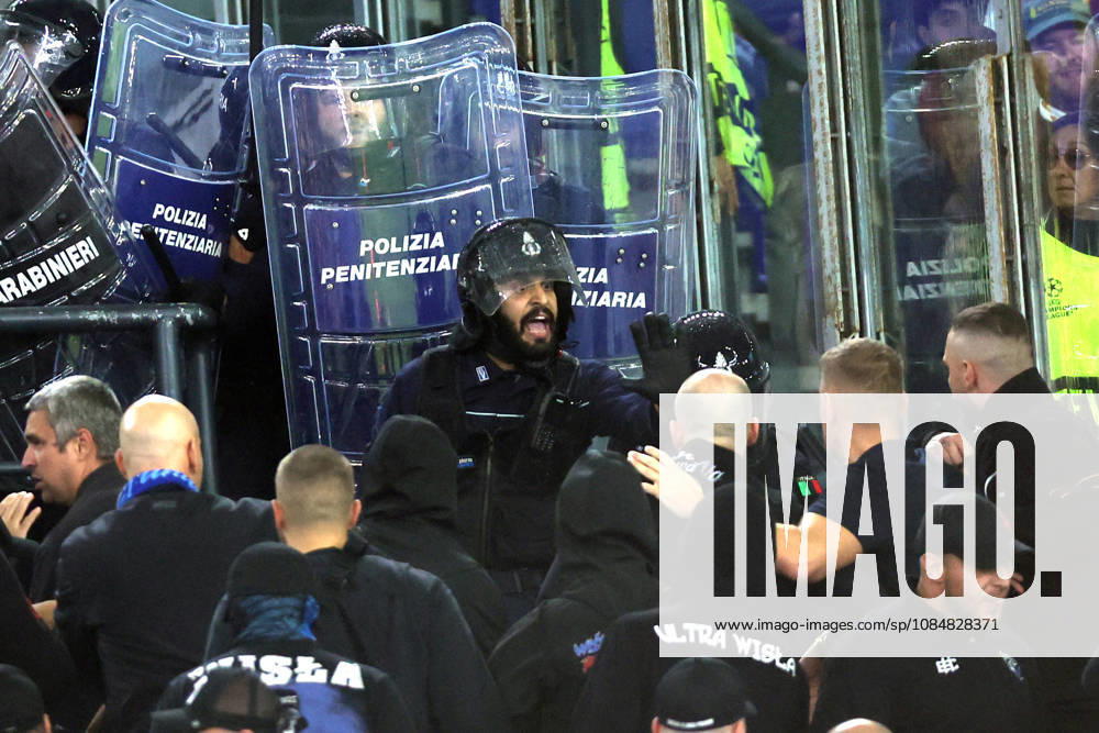 SOCCER - UEFA Champions League - AS Roma vs. Slovan Bratislava Photo by IPA ABACAPRESS.COM89965670 - Rome, Italy - October 20, 2026: Clashes between Bratislava fans and police during the 2026-2027 UEFA Champions League soccer match between AS Roma and SK Slovan Bratislava at the Olympic Stadium in Rome. Roma Italy
