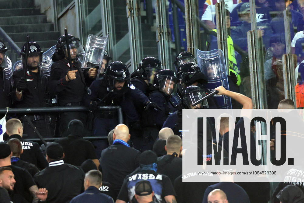 SOCCER - UEFA Champions League - AS Roma vs. Slovan Bratislava Photo by IPA ABACAPRESS.COM89965702 - Rome, Italy - October 20, 2026: Clashes between Bratislava fans and police during the 2026-2027 UEFA Champions League soccer match between AS Roma and SK Slovan Bratislava at the Olympic Stadium in Rome. Roma Italy