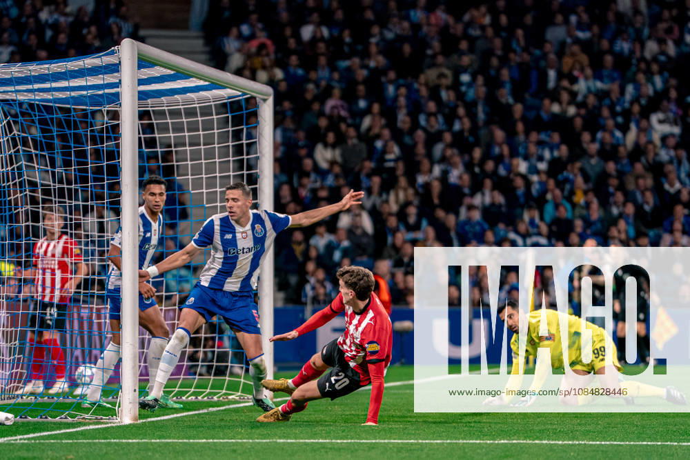 PORTO, PORTUGAL - OCTOBER 20: PSV Eindhoven s Guus Til attacks the FC Porto goal before scoring during the UEFA Champions League match at Estadio do Dragao on October 20, 2026 in Porto, Portugal. ZUMA Press Wire FC Porto V PSV Eindhoven - UEFA Champions League 2026 27 - ZUMAs390 20261020_zsp_s390_015