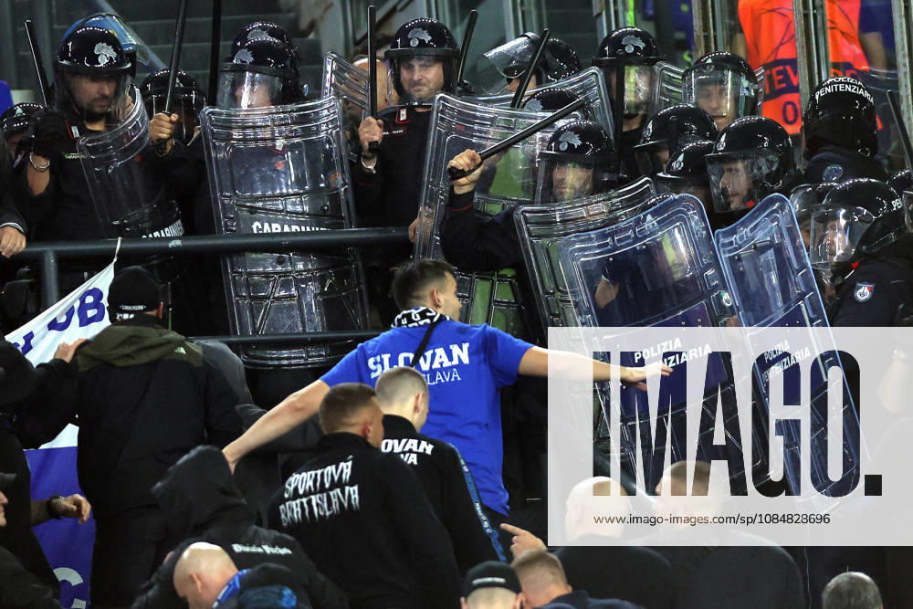 SOCCER - UEFA Champions League - AS Roma vs. Slovan Bratislava Photo by IPA ABACAPRESS.COM89965692 - Rome, Italy - October 20, 2026: Clashes between Bratislava fans and police during the 2026-2027 UEFA Champions League soccer match between AS Roma and SK Slovan Bratislava at the Olympic Stadium in Rome. Roma Italy