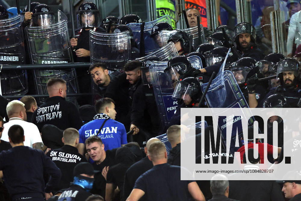 SOCCER - UEFA Champions League - AS Roma vs. Slovan Bratislava Photo by IPA ABACAPRESS.COM89965694 - Rome, Italy - October 20, 2026: Clashes between Bratislava fans and police during the 2026-2027 UEFA Champions League soccer match between AS Roma and SK Slovan Bratislava at the Olympic Stadium in Rome. Roma Italy