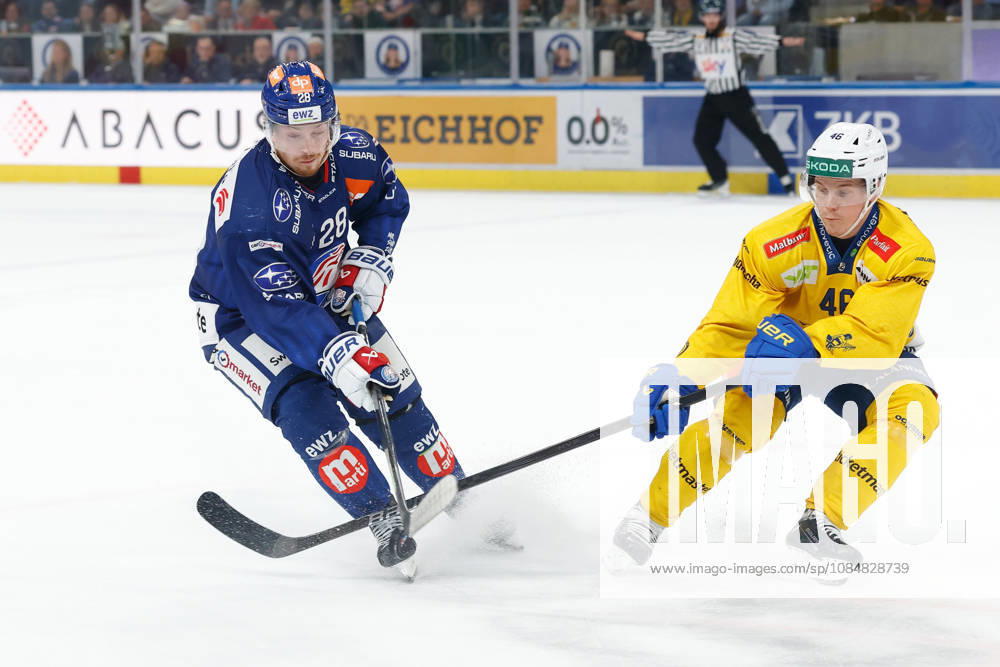 Swiss Life Arena Zuerich, SCHWEIZ, Saison 2026 2027 Herren Eishockey National League ZSC Lions - HC Davos Jesper Froeden (li,ZSC Lions) gegen Dominik Egli (HC Davos)