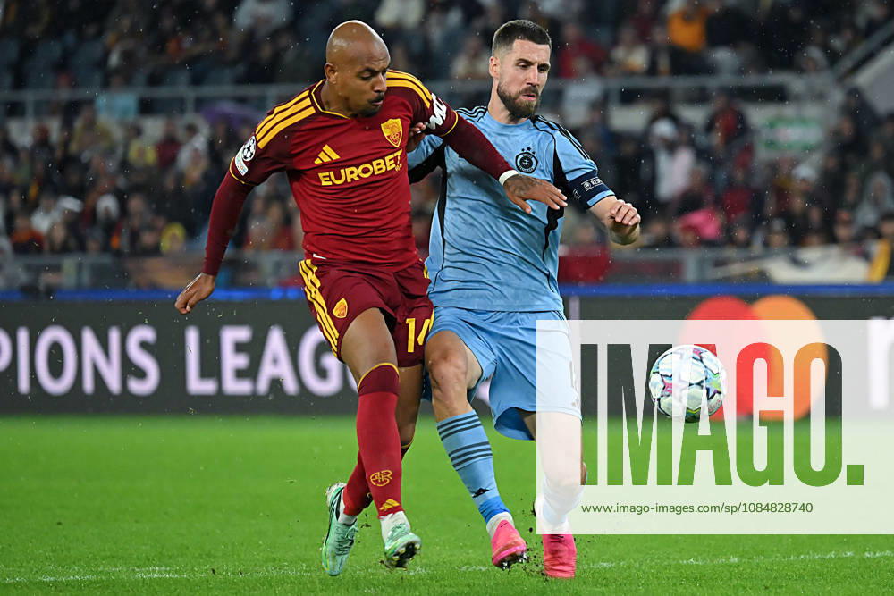 IPA89968199 - Donyell Malen of Roma and Kenan Bajric of Slovan Bratislava during the Champions League group stage Matchday 3 game between Roma and Slovan Bratislava at the Stadio Olimpico. Rome (Italy), October 20, 2026 Mattia Vian