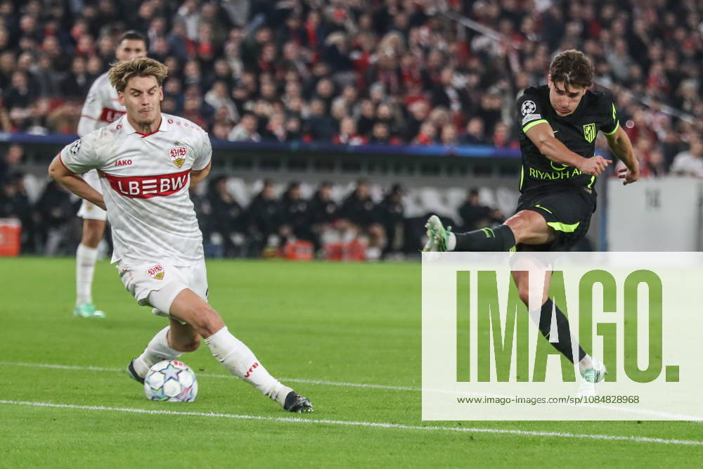 Stuttgart 20.10.2026. Pilka nozna Liga Mistrzow UEFA sezon 2026 2027 kolejka 3 mecz: VfB Stuttgart - Atletico Madryt --- Football UEFA Champions League season 2025 2026 round 3 match: VfB Stuttgart - Atletico de Madrid nz Julian Alvarez, Ramon Hendriks Fot. Kacper Staniec NEWSPIX.PL --- newspix.pl