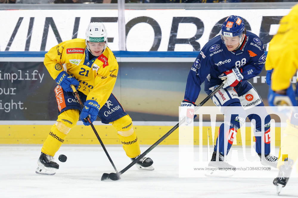 Swiss Life Arena Zuerich, SCHWEIZ, Saison 2026 2027 Herren Eishockey National League ZSC Lions - HC Davos Julian Parree (li,HC Davos) gegen Malte Stroemwall (ZSC Lions)