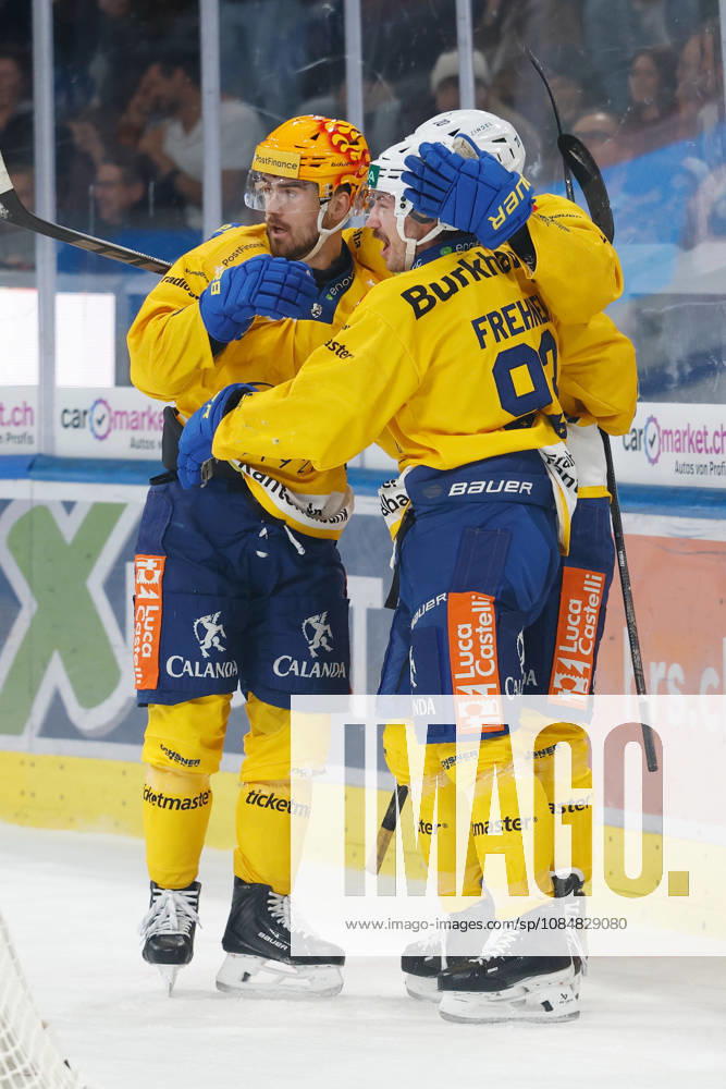 Swiss Life Arena Zuerich, SCHWEIZ, Saison 2026 2027 Herren Eishockey National League ZSC Lions - HC Davos Torjubel Filip Zadina - Yannick Frehner (HC Davos)