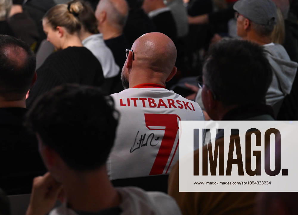 Köln , Cologne , Deutsches & Olympia Museum. Ein Abend mit Fussball Weltmeister Thomas Häßler und Pierre Littbarski. Zuschauer mit Littbarski Trikot. Köln