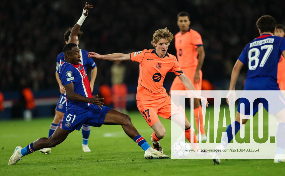 (261021) -- PARIS, Oct. 21, 2026 -- Barcelona s Anthony Gordon (C) vies with PSG s Willian Pacho during the UEFA Champion s League football match between Paris Saint Germain and Barcelona, Paris, France, Oct. 20, 2026. ) (SP) FRANCE-PARIS-FOOTBALL-UEFA CHAMPIONS LEAGUE-PSG VS BARCELONA WuxHuiwo