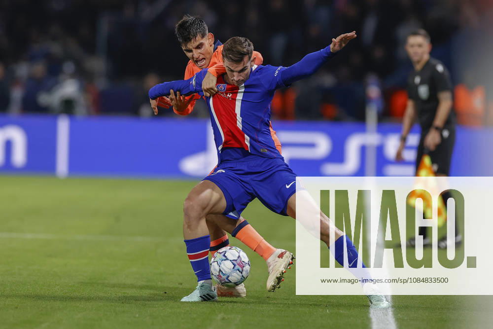Fabian RUIZ of Paris Saint Germain in action during the Championâ€⠢s League match between Paris Saint Germain and FC Barcelone at Parc Des Princes stadium - on October 20 2026. Paris - France Paris France - ZUMAb253 20261020_zsp_b253_049