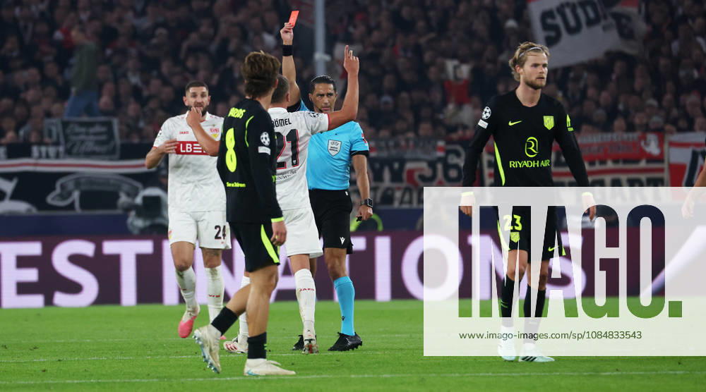 Stuttgart , Fußball UEFA Champions League VfB Stuttgart vs. Atletico Madrid , Schiedsrichter Serdar Gözübüyük (NED,) zeigt Morten Hjulmand (Atlà tico Madrid, rechts) die rote Karte nach einem Foul an Angelo Stiller (VfB)