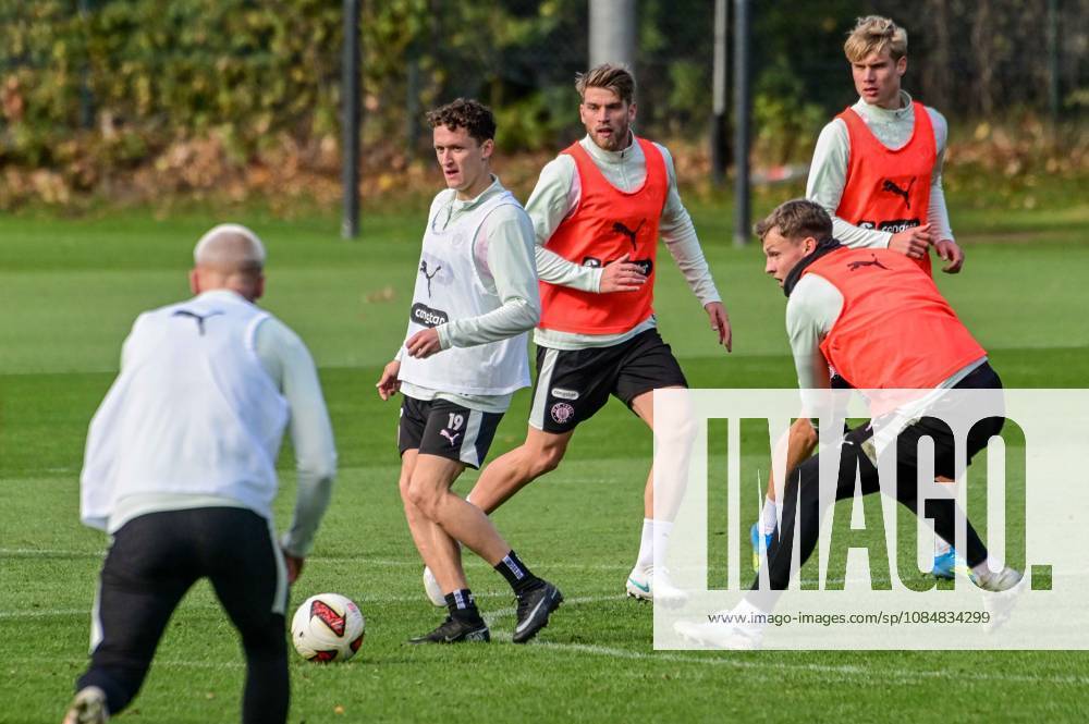 Louis Oppie Kaars Martijn Marcus Mathisen Nemeth David ( Pauli ) am Ball Deutschland , Hamburg , Trainingsgelände an der Kollaustrasse , Fussball , 2. Bundesliga , FC St Pauli