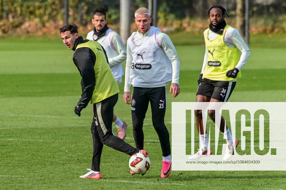 Branimir Hrgota Louis Oppie ( Pauli ) am Ball Deutschland , Hamburg , Trainingsgelände an der Kollaustrasse , Fussball , 2. Bundesliga , FC St Pauli