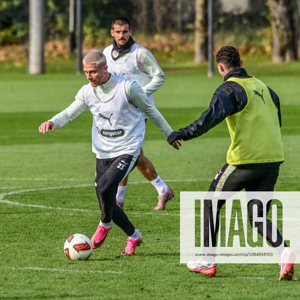 Louis Oppie Branimir Hrgota ( Pauli ) am Ball Deutschland , Hamburg , Trainingsgelände an der Kollaustrasse , Fussball , 2. Bundesliga , FC St Pauli
