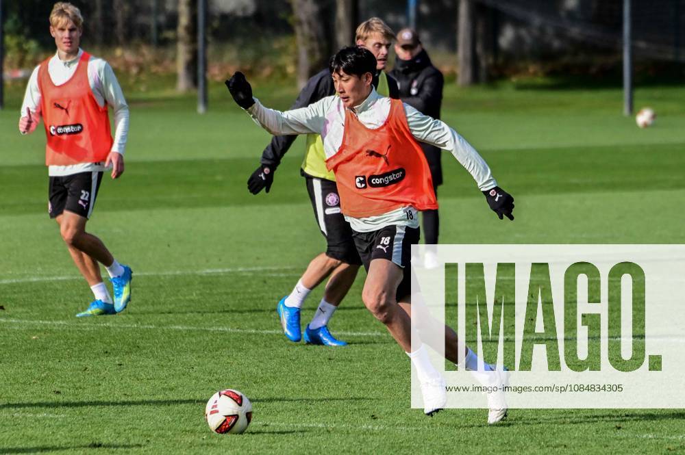 Taichi Hara ( Pauli ) am Ball Deutschland , Hamburg , Trainingsgelände an der Kollaustrasse , Fussball , 2. Bundesliga , FC St Pauli