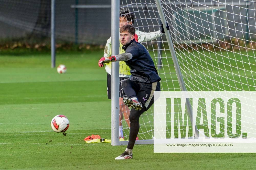 Ben Voll ( Pauli ) am Ball Deutschland , Hamburg , Trainingsgelände an der Kollaustrasse , Fussball , 2. Bundesliga , FC St Pauli