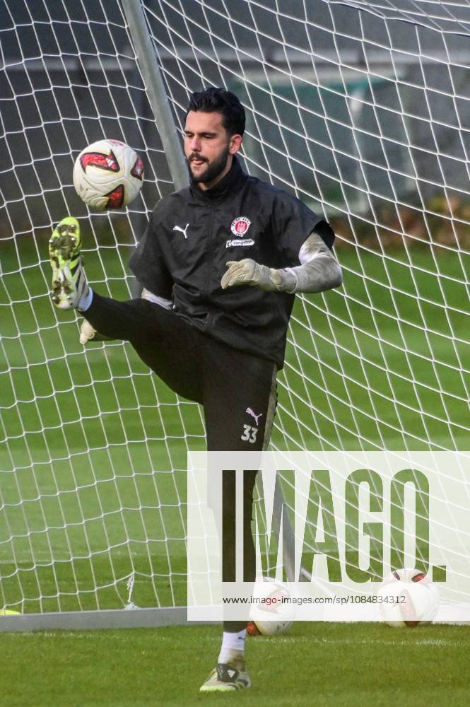 Dimitar Mitov ( Pauli ) am Ball Deutschland , Hamburg , Trainingsgelände an der Kollaustrasse , Fussball , 2. Bundesliga , FC St Pauli