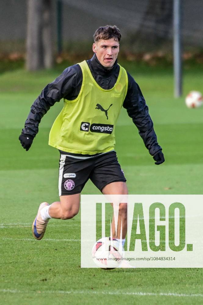 Arkadiusz Pyrka ( Pauli ) am Ball Deutschland , Hamburg , Trainingsgelände an der Kollaustrasse , Fussball , 2. Bundesliga , FC St Pauli