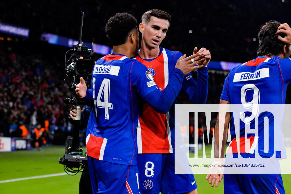 Joie des joueurs du Paris SG aprés le but de Desire Doue (Paris SG) - Match de Ligue Des Champions 2026-2027 (LDC) PSG - Barcelone (4-2) au Parc des Princes à Paris, le 20 octobre 2026. 2026-2027 Champions League (UCL) match: PSG vs. Barcelona (4–2) at the Parc des Princes in Paris, October 20, 2026. Paris France