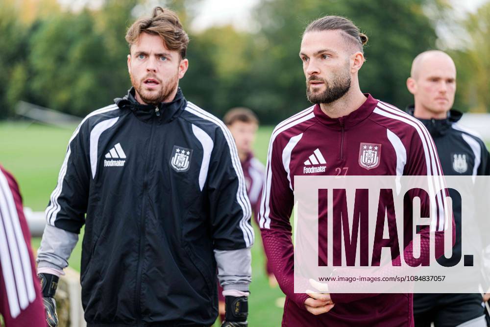Anderlecht s goalkeeper Colin Coosemans and Anderlecht s Leo Petrot pictured during a training session of Belgian soccer team RSC Anderlecht, Wednesday 21 October 2026 in Brussels, in preparation of tomorrow s match against Polish Jagiellonia Bialystok, on day three of the UEFA Europa League league phase. EMILExWINDAL x190461769x