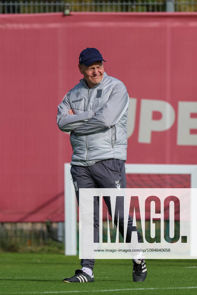 2026.10.21 Poznan Pilka nozna UEFA Liga Europy faza ligowa sezon 2026 2027 Trening Lech Poznan przed meczem z AFC Sunderland N z Trener Lecha Niels Frederiksen Foto Pawel Jaskolka PressFocus 2026.10.21 Poznan Football Europa League League Phase 2026 2027 Lech Poznan training session before AFC Sunderland game Credit: Pawel Jaskolka PressFocus NEWSPIX.PL --- newspix.pl