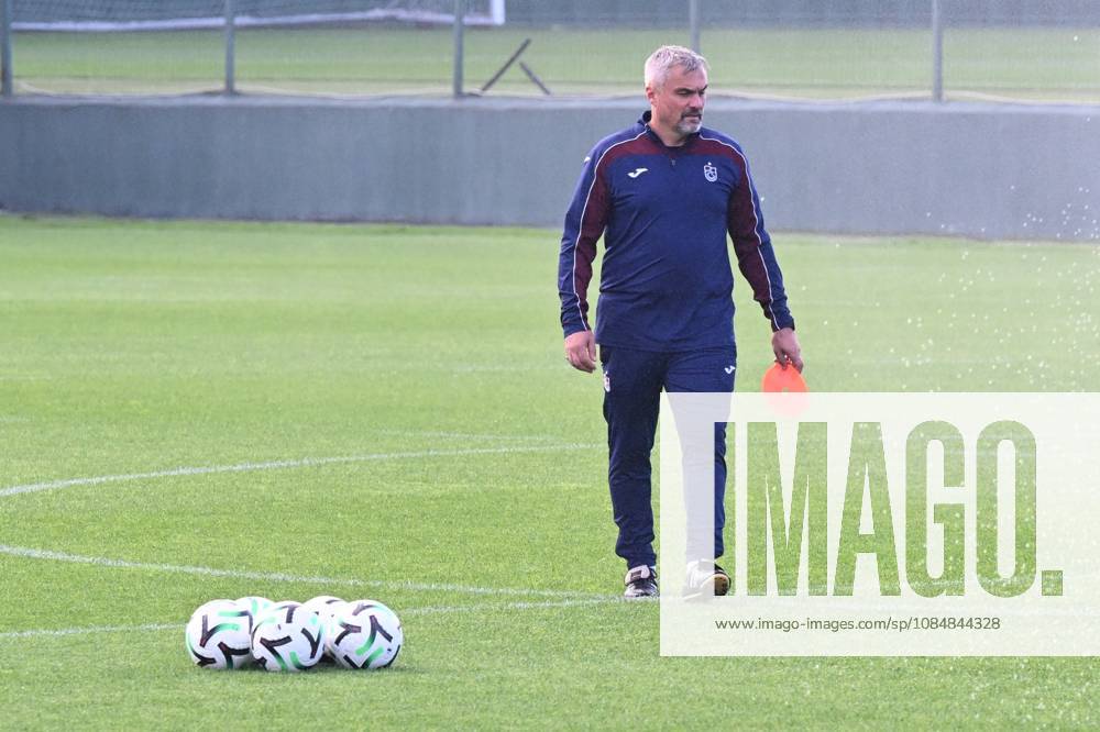 Training session of Trabzonspor in Turkiye TRABZON, TURKIYE - OCTOBER 21: Head coach Thomas Reis directs players during Trabzonspor s final training session at the Mehmet Ali Yilmaz Facilities in Trabzon, Turkiye, on October 21, 2026, ahead of UEFA Conference League match against Hearts. Selcuk Kilic Anadolu Trabzon Turkey. Editorial use only. Please get in touch for any other usage.