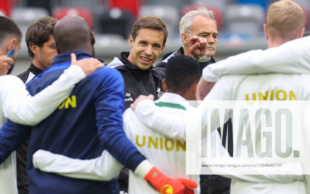 Union s head coach David Hubert talks to his players during a training session of Belgian soccer team Royale Union Saint-Gilloise, Wednesday 21 October 2026 in Dusseldorf, Germany, in preparation of tomorrow s game against Israeli Hapoel Be er Sheva F.C. on the third day of the UEFA Europa League league phase. The game was moved to Dusseldorf, as Belgian cities refused to host for security reasons. VIRGINIExLEFOUR x190509088x