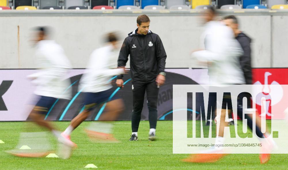 Union s head coach David Hubert pictured during a training session of Belgian soccer team Royale Union Saint-Gilloise, Wednesday 21 October 2026 in Dusseldorf, Germany, in preparation of tomorrow s game against Israeli Hapoel Be er Sheva F.C. on the third day of the UEFA Europa League league phase. The game was moved to Dusseldorf, as Belgian cities refused to host for security reasons. VIRGINIExLEFOUR x190509168x