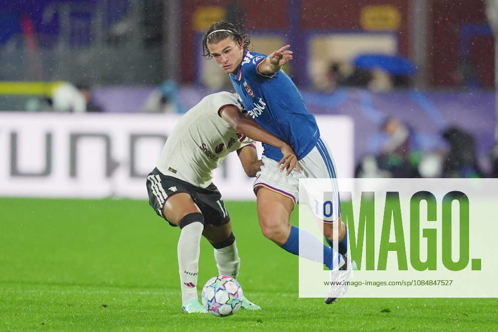 Como’s Nico Paz fights for the ball with Manchester United, ManU s Andrey Santos during the UEFA Champions League football match between Como and Manchester United - Champions League 2026 2027 - Giuseppe Sinigallia in Como , north Italy - Wednesday , October 21, 2026. - Soccer