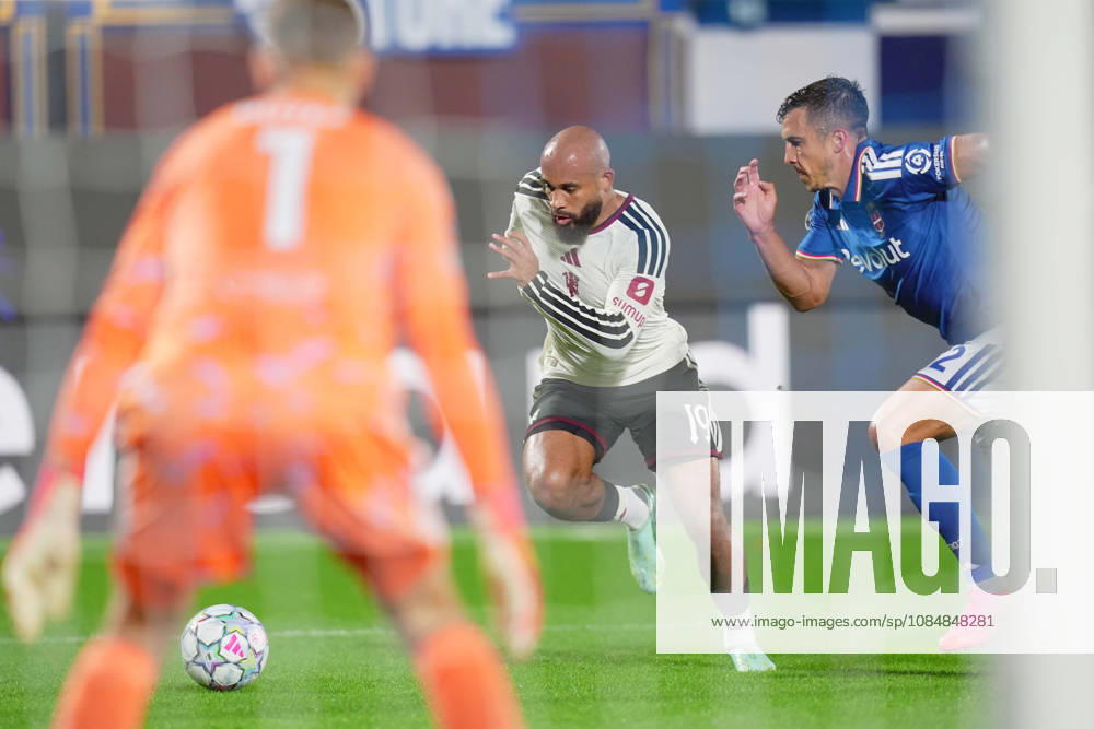 Como’s Marc-Oliver Kempf fights for the ball with Manchester United, ManU s Mbeumo during the UEFA Champions League football match between Como and Manchester United - Champions League 2026 2027 - Giuseppe Sinigallia in Como , north Italy - Wednesday , October 21, 2026. - Soccer