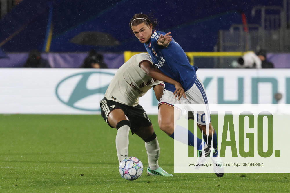 Comos Nico Paz (R) during the Uefa Champions league soccer match between Como and Manchester United, ManU at Stadio Giuseppe Sinigaglia Stadium, Como, 21 October 2026. ANSA ANTONIO SAIA. Soccer: Uefa Champions League; Como-Manchester United - ZUMAa110 20261021_zaf_a110_048