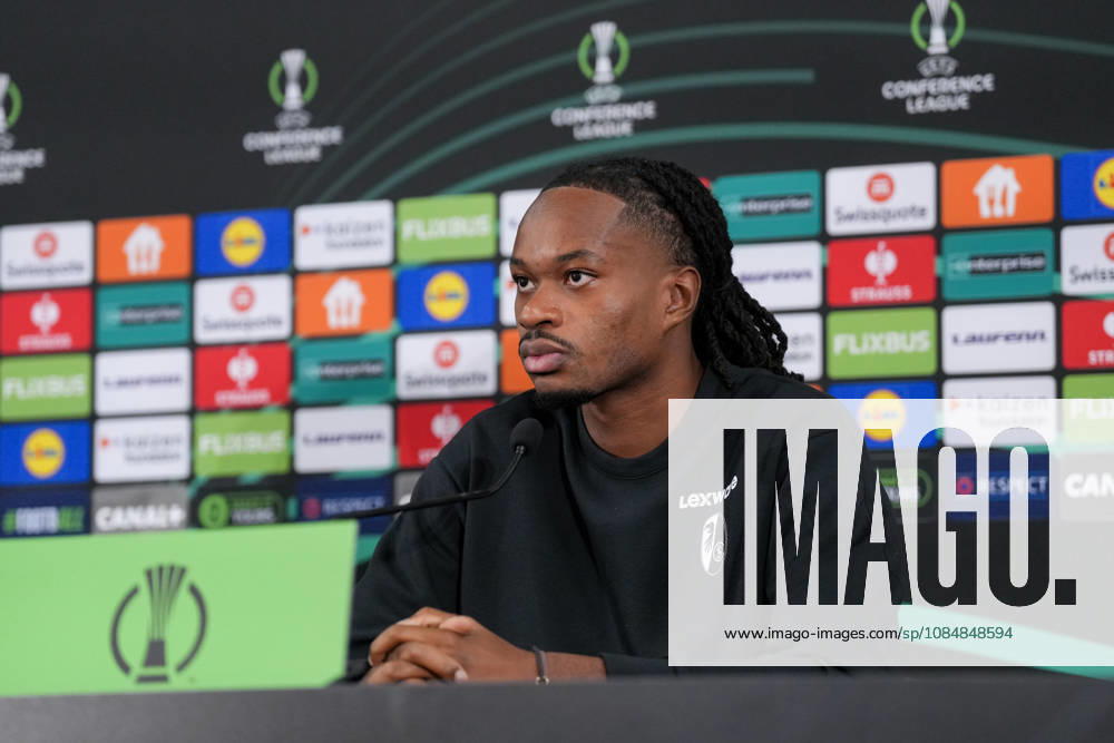 Jordy Makengo (SC Freiburg, 33) bei der PK, Pressekonferenz , Monaco, Fussball, UEFA Conference League, 2. Spieltag, Ligaphase , 2026 2027, AS Monaco vs. SC Freiburg, 21.10.2026, Stade Louis II, Monaco Monaco Stade Louis II Fontvieille Monaco