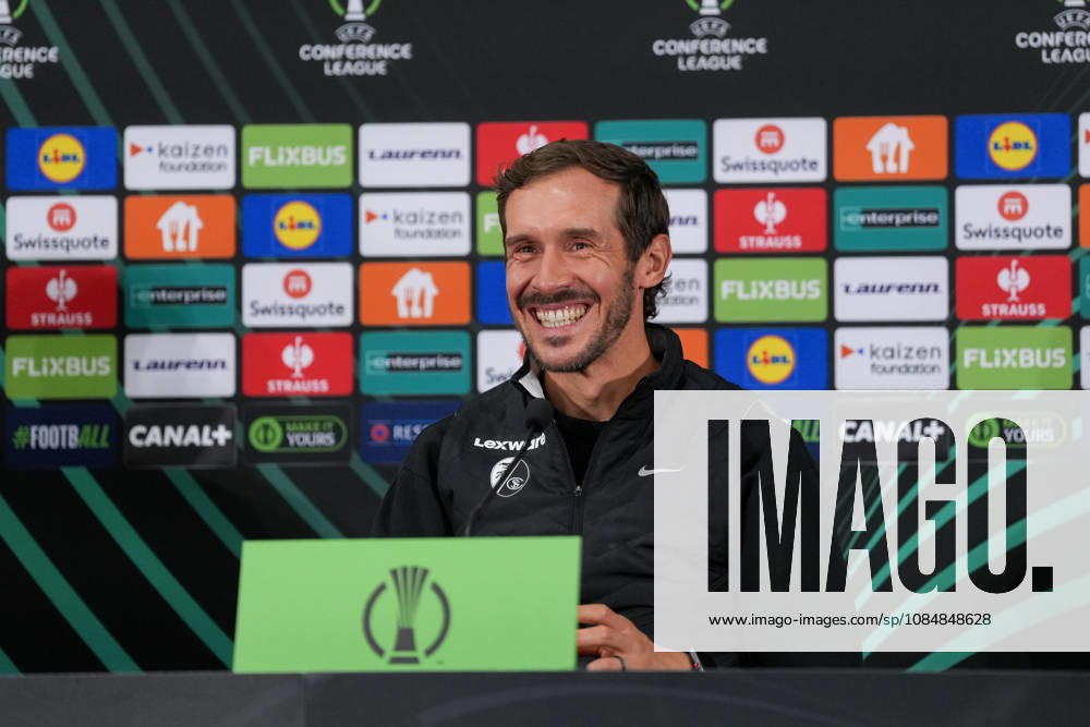 Julian Schuster (SC Freiburg, Trainer) bei der PK, Pressekonferenz , Monaco, Fussball, UEFA Conference League, 2. Spieltag, Ligaphase , 2026 2027, AS Monaco vs. SC Freiburg, 21.10.2026, Stade Louis II, Monaco Monaco Stade Louis II Fontvieille Monaco