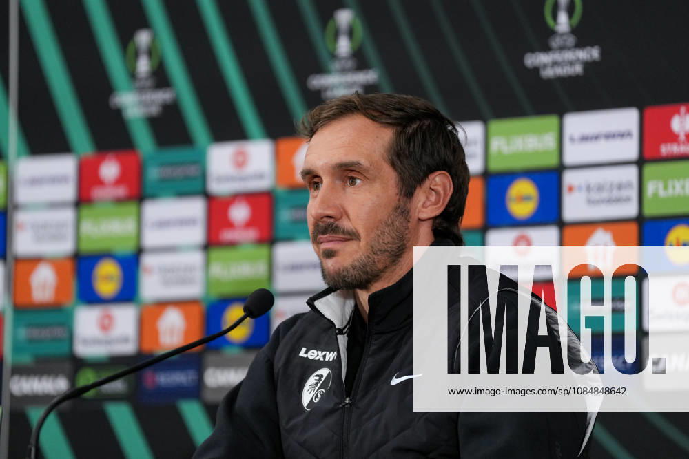 Julian Schuster (SC Freiburg, Trainer) bei der PK, Pressekonferenz , Monaco, Fussball, UEFA Conference League, 2. Spieltag, Ligaphase , 2026 2027, AS Monaco vs. SC Freiburg, 21.10.2026, Stade Louis II, Monaco Monaco Stade Louis II Fontvieille Monaco